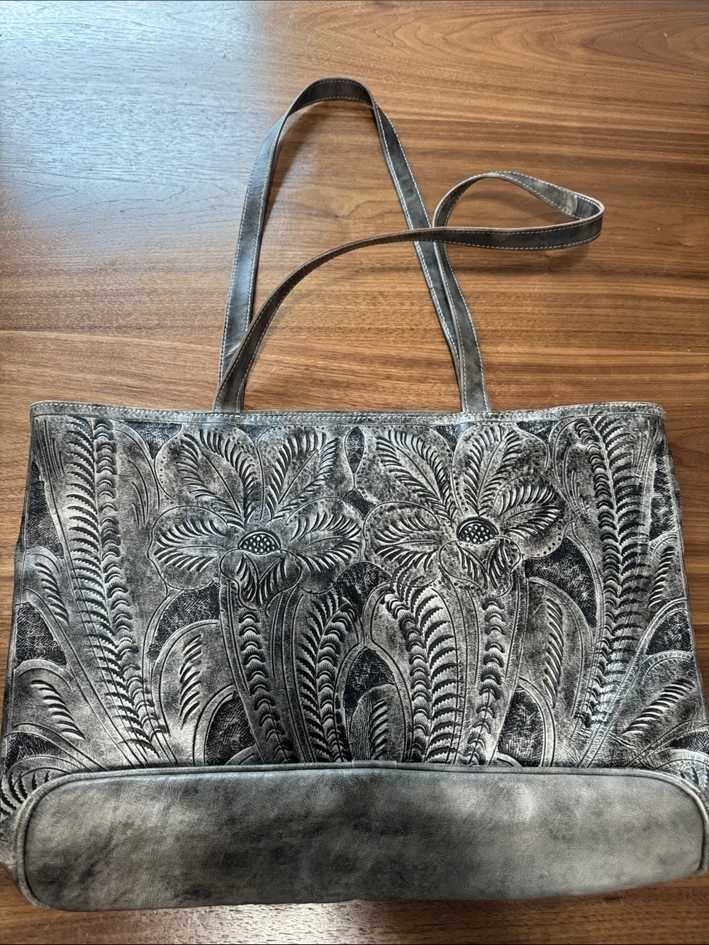 Leaders in leather bag - Picture 5 of 13